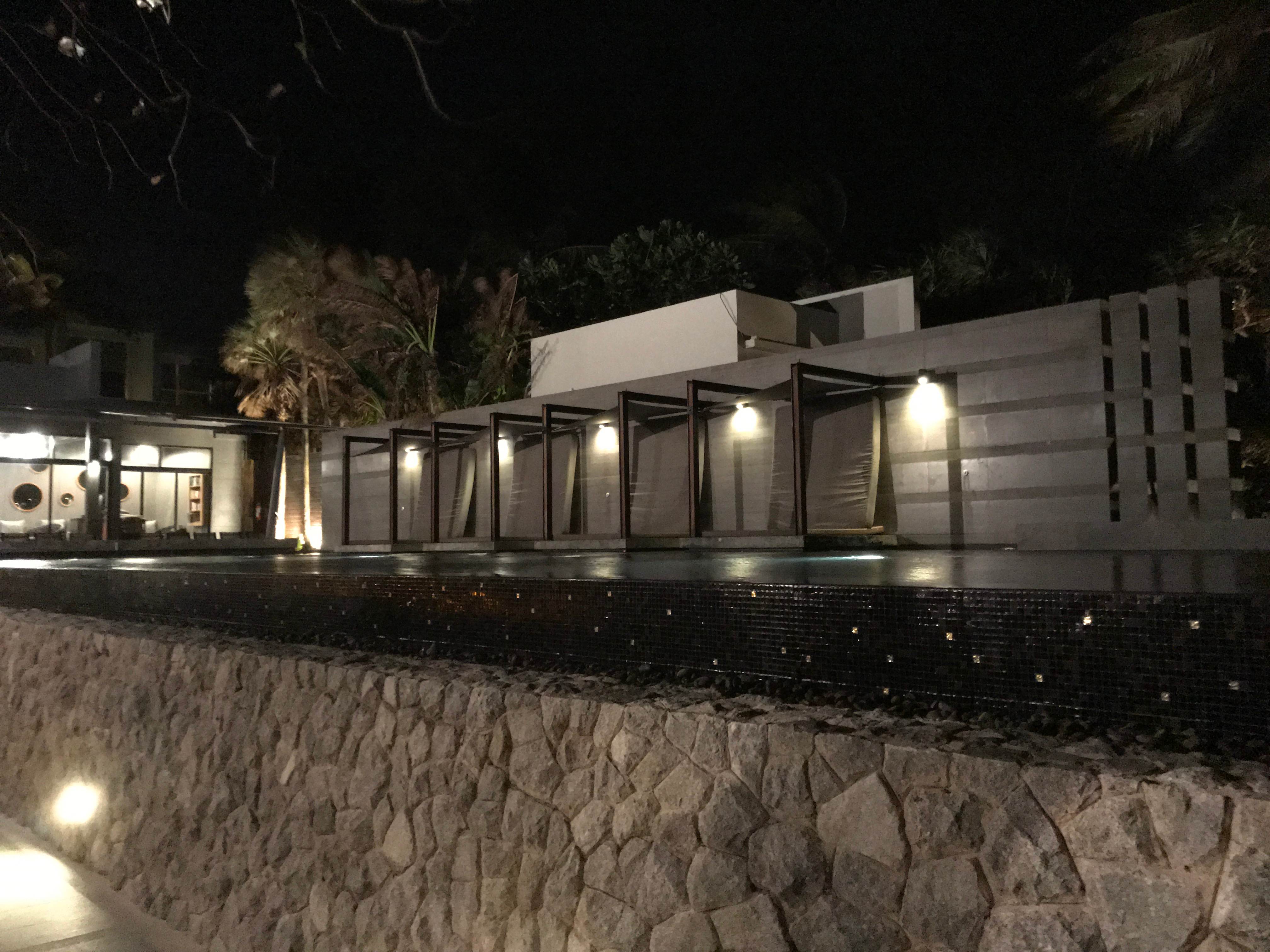 アリンタ・プーケット・リゾート＆スパのプール（夜3）