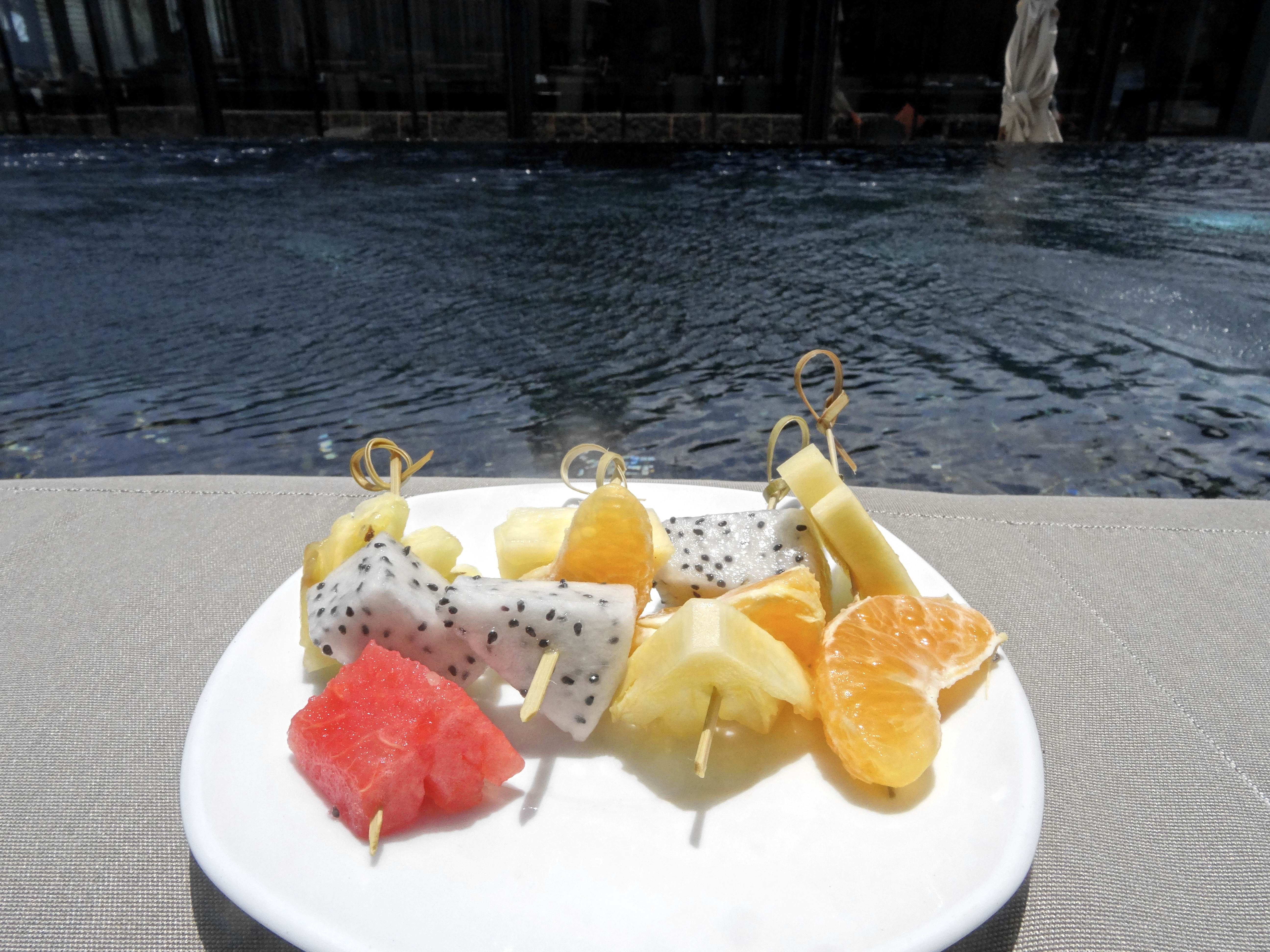 アリンタ・プーケット・リゾート＆スパのプールでもらったフルーツ