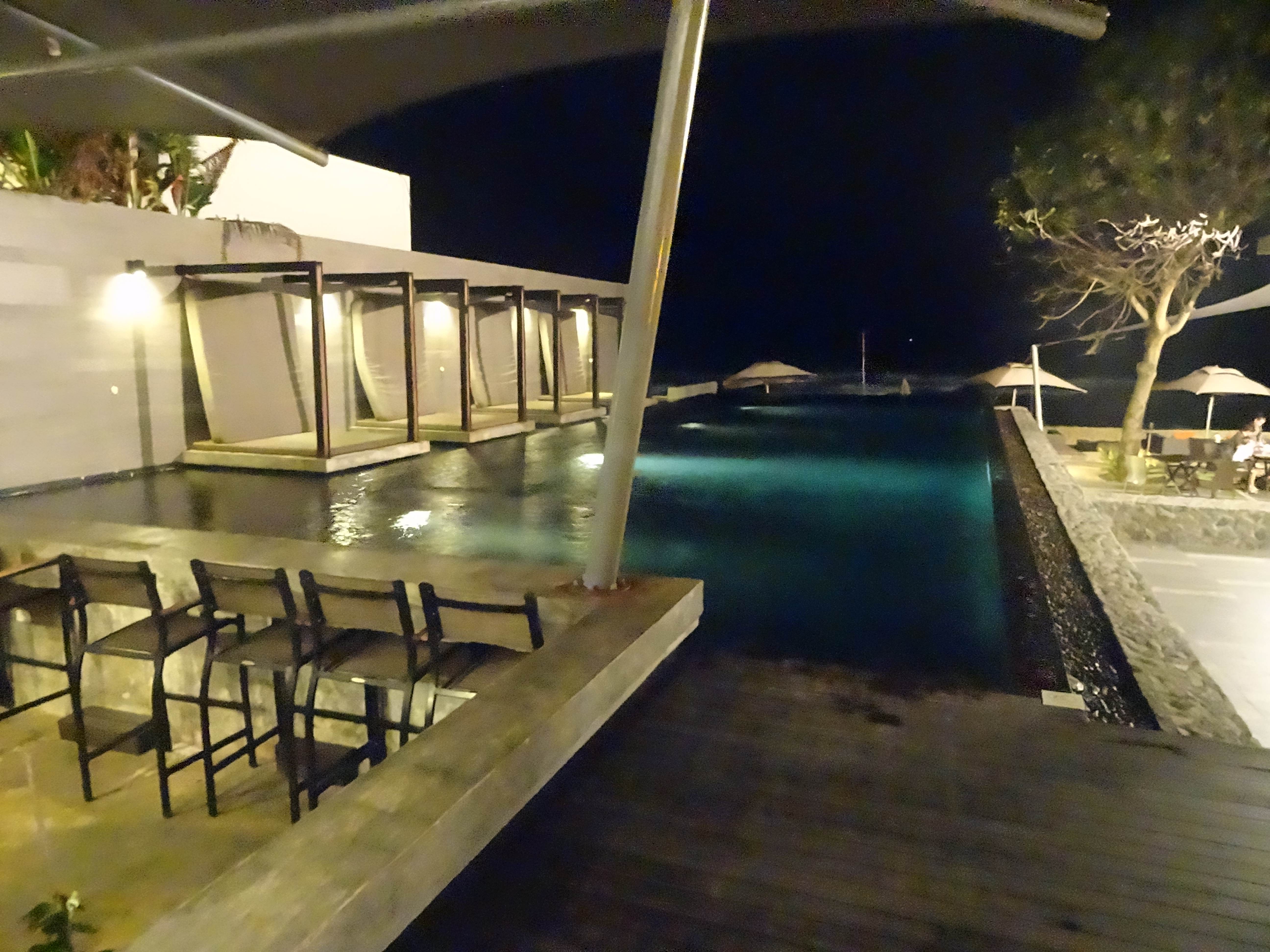 アリンタ・プーケット・リゾート＆スパのプール（夜2）