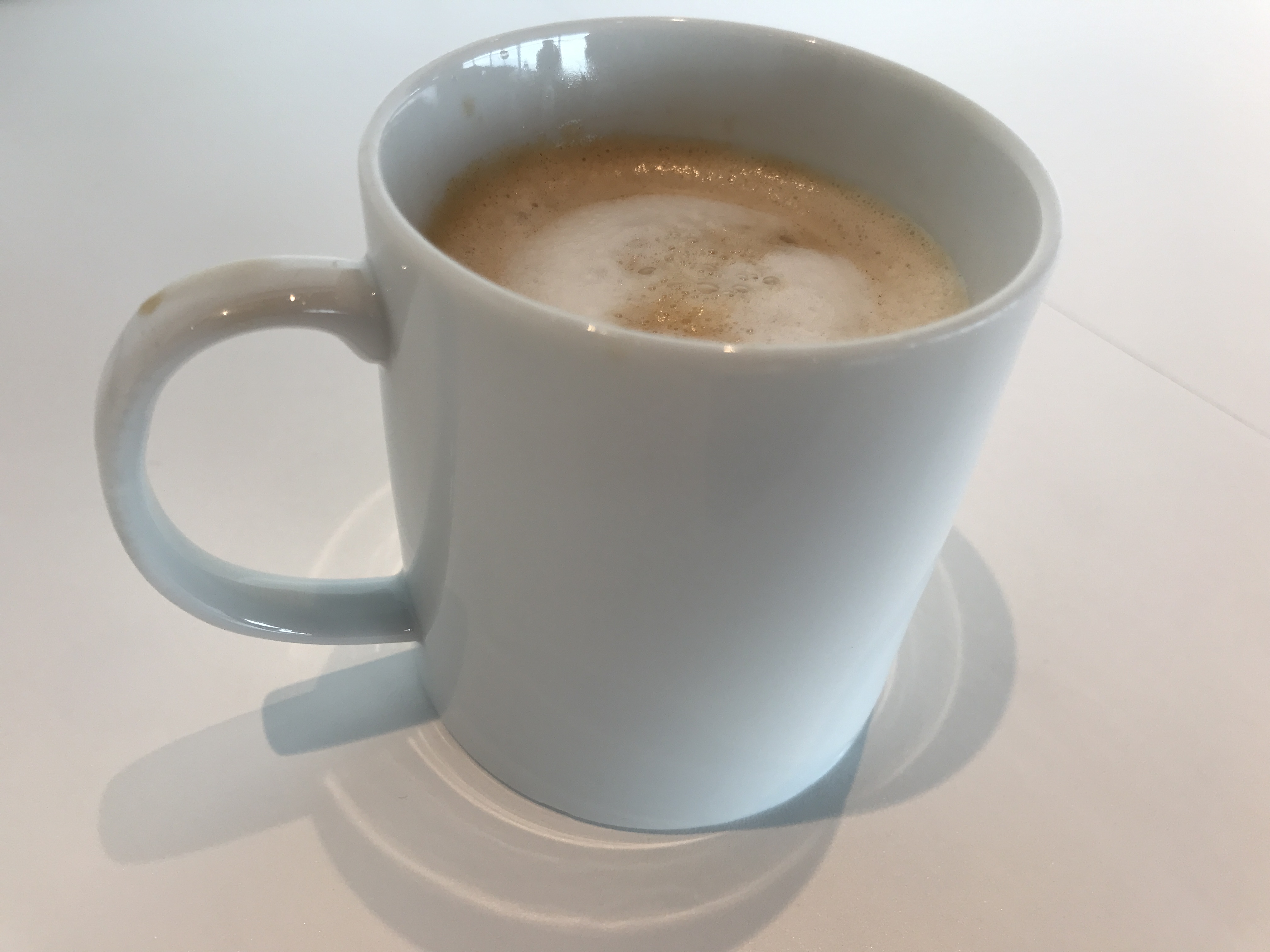 羽田空港パワーラウンジノースのカフェラテ