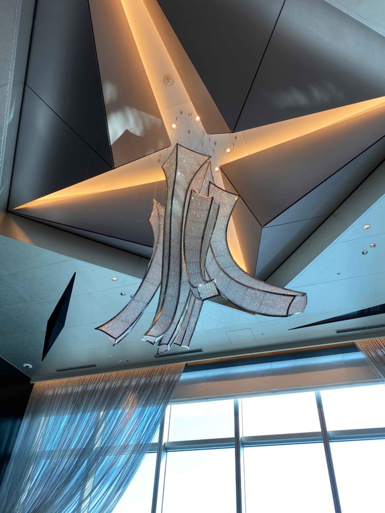 ザ・カハラ・ホテル&リゾート 横浜のロビー装飾 - 豪華な花飾りと高級シャンデリア