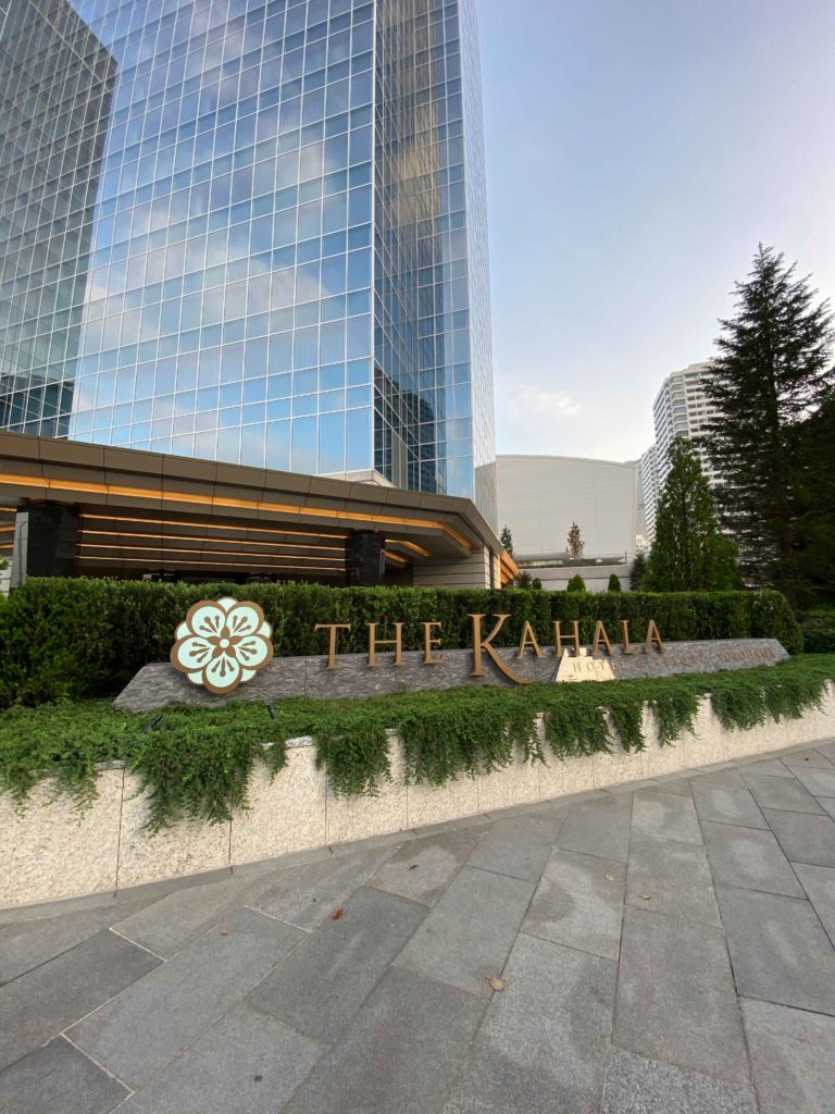 ザ・カハラ・ホテル&リゾート 横浜の建物外観 - 近代的なデザインの高級ホテル