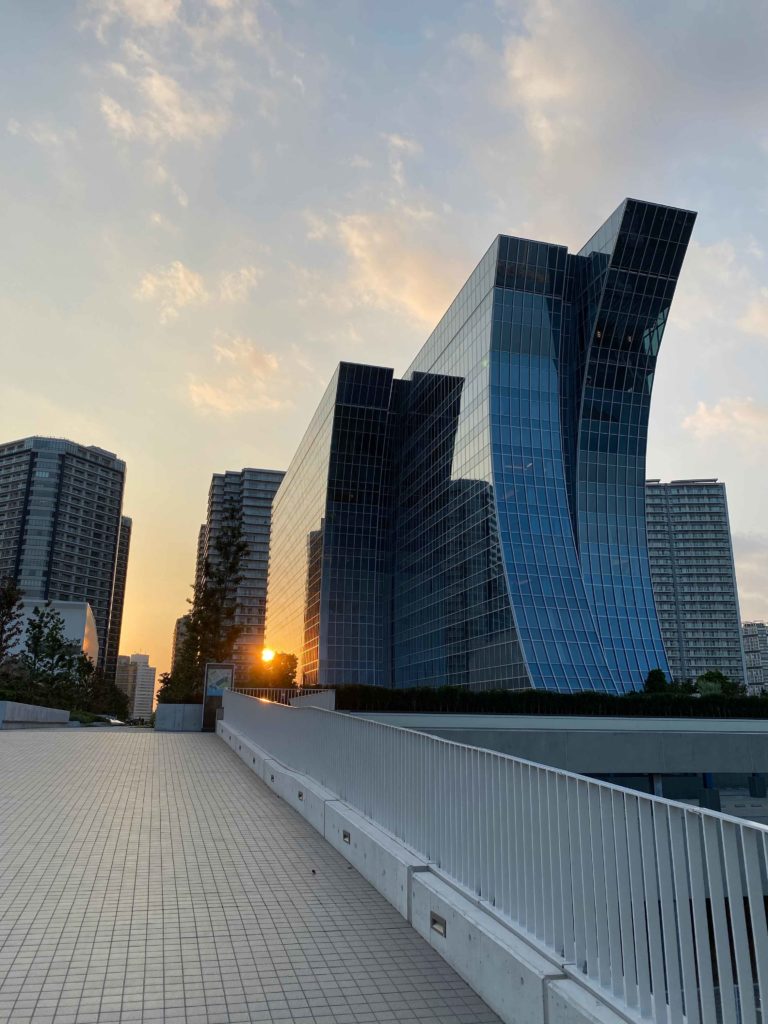 ザ・カハラ・ホテル&リゾート 横浜の夕日に照らされた外観 - サンセットが美しく反射する建物