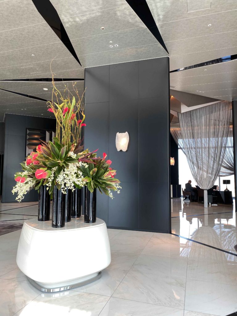 ザ・カハラ・ホテル&リゾート 横浜のロビー - 高級感あふれる内装とインテリア