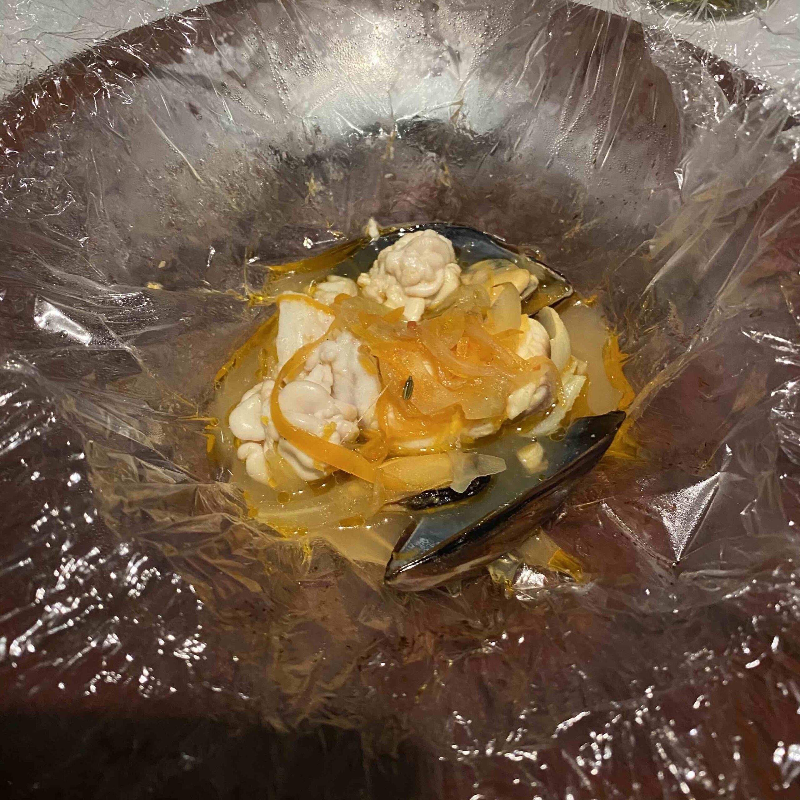 ヒラメ、ムール貝、白子のお魚料理