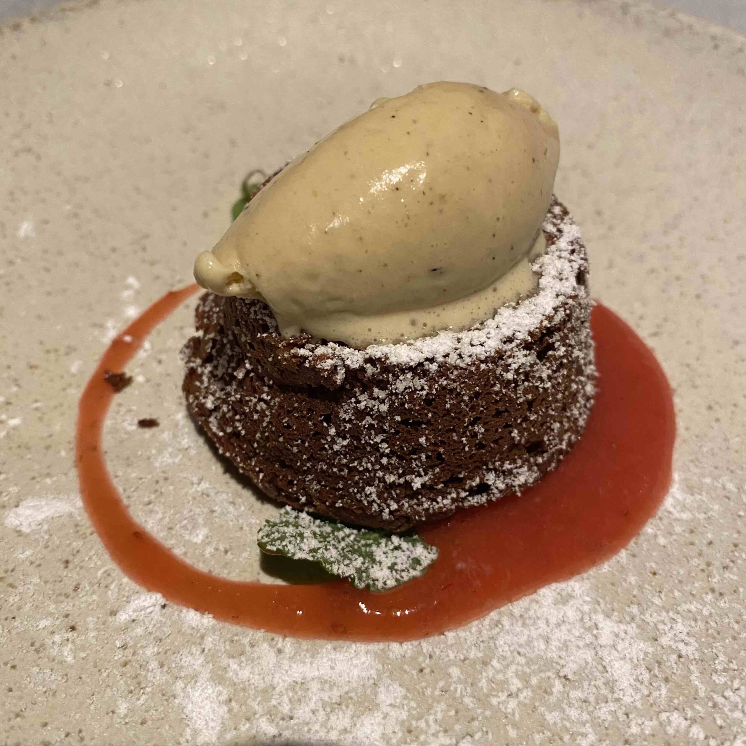 黒トリュフの乗ったフォンダンショコラ