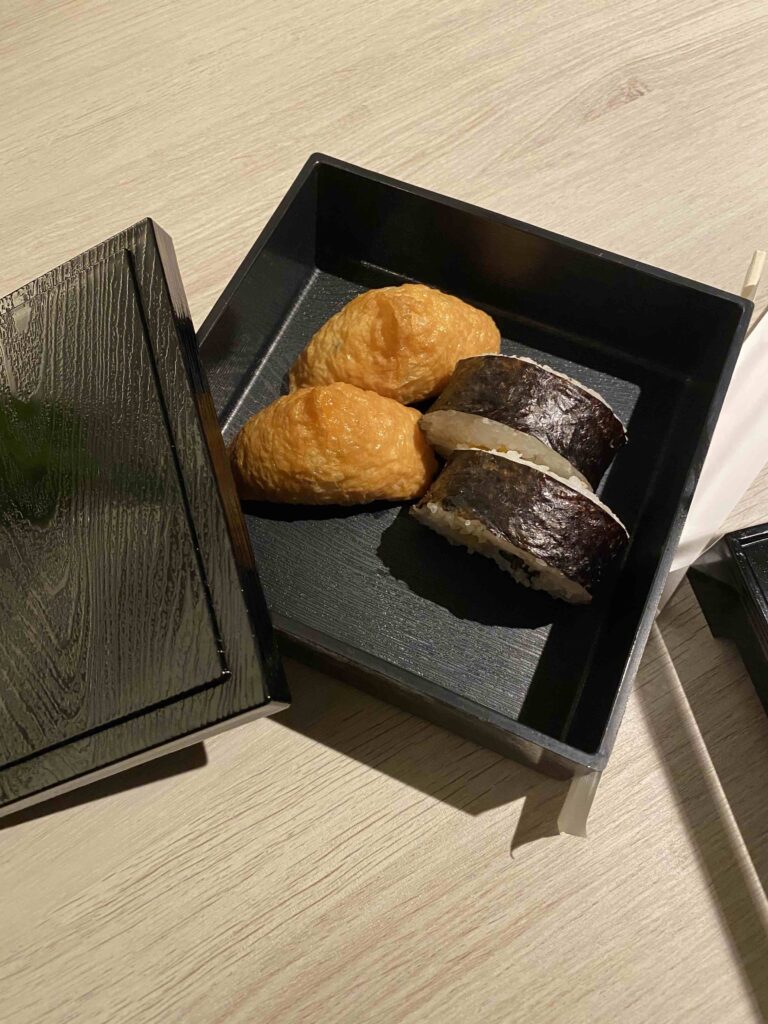 お稲荷さんとお寿司のお夜食