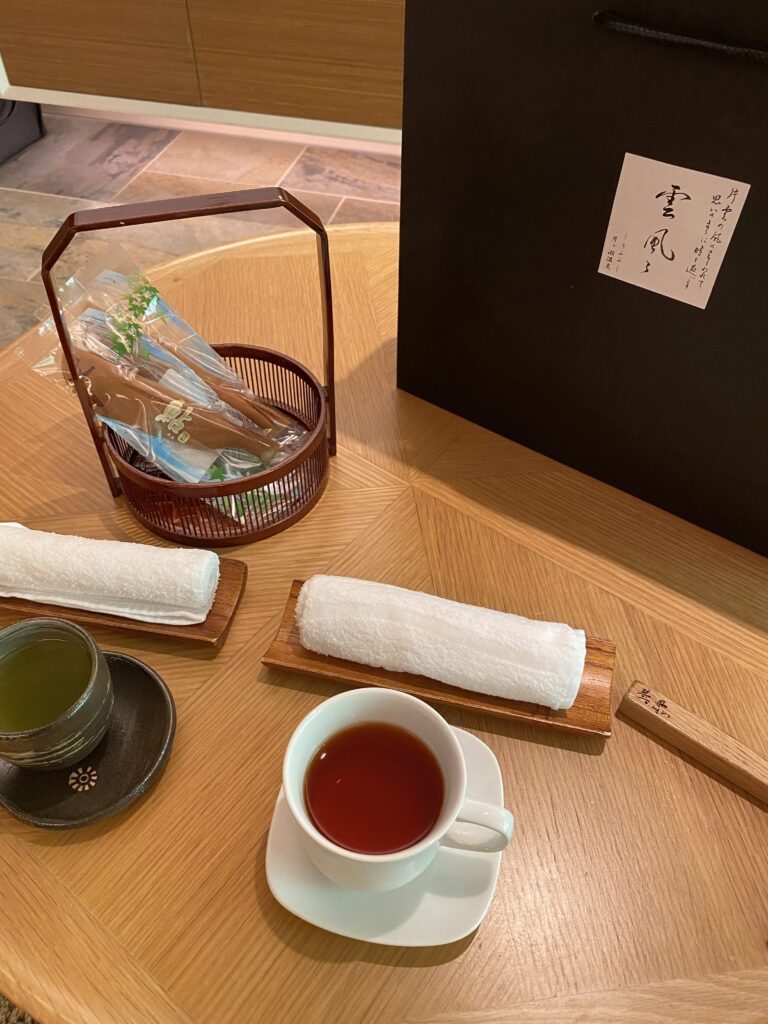 温かいお茶と、鮎の形をした和菓子