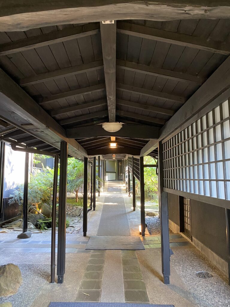 部屋から、ロビーに向かう道