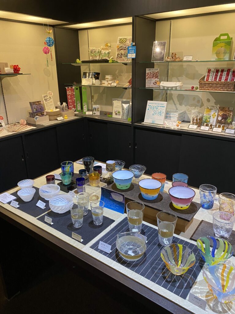 ロビーでの雑貨屋お菓子等のお土産