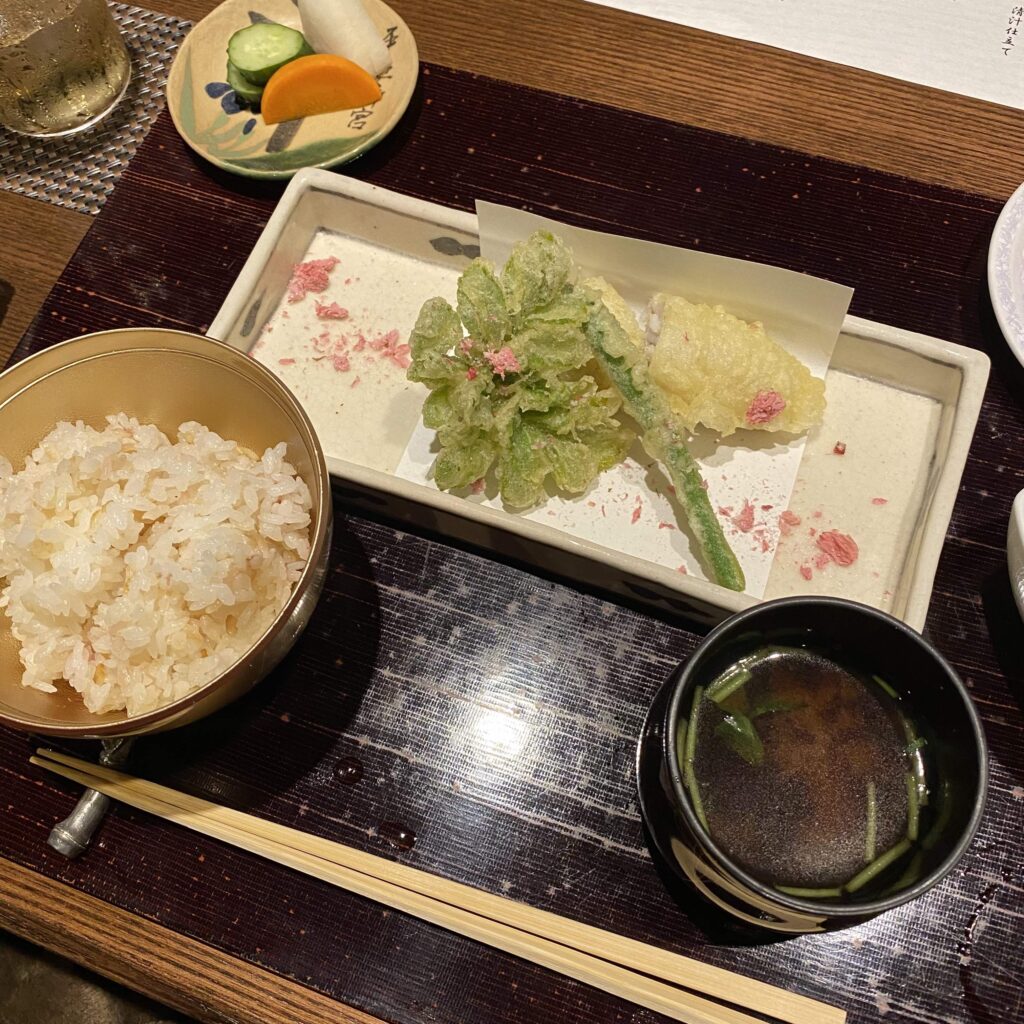 鮮魚と山菜の天ぷら。桜ご飯、赤だし