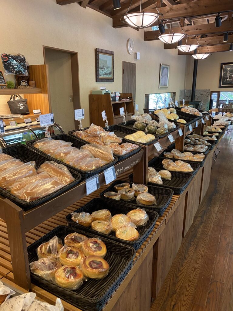 パンを販売している店内
