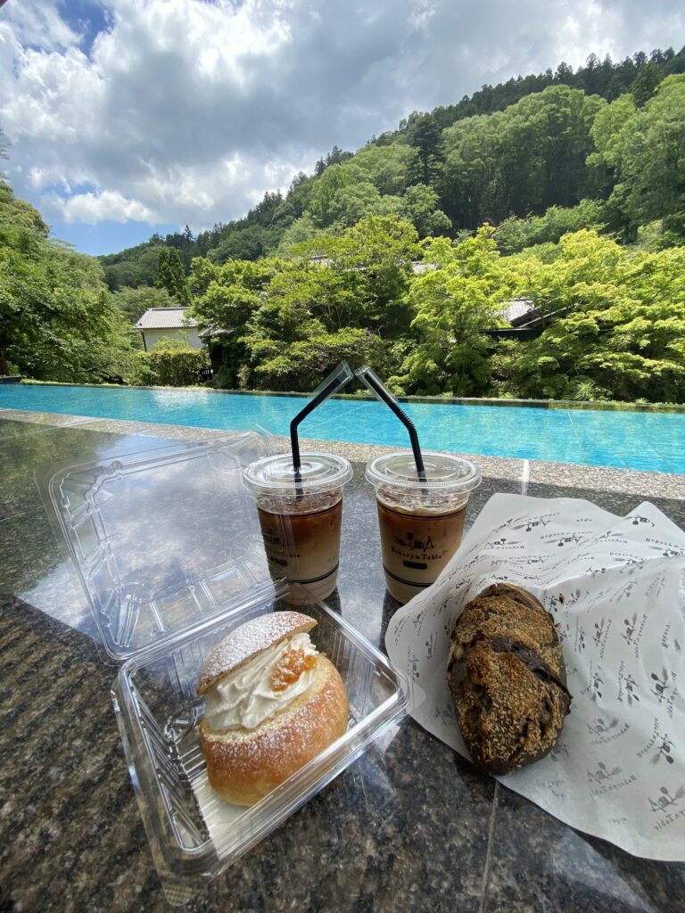 焼きたてのくるみ＆チョコのパンとマリトッツォ