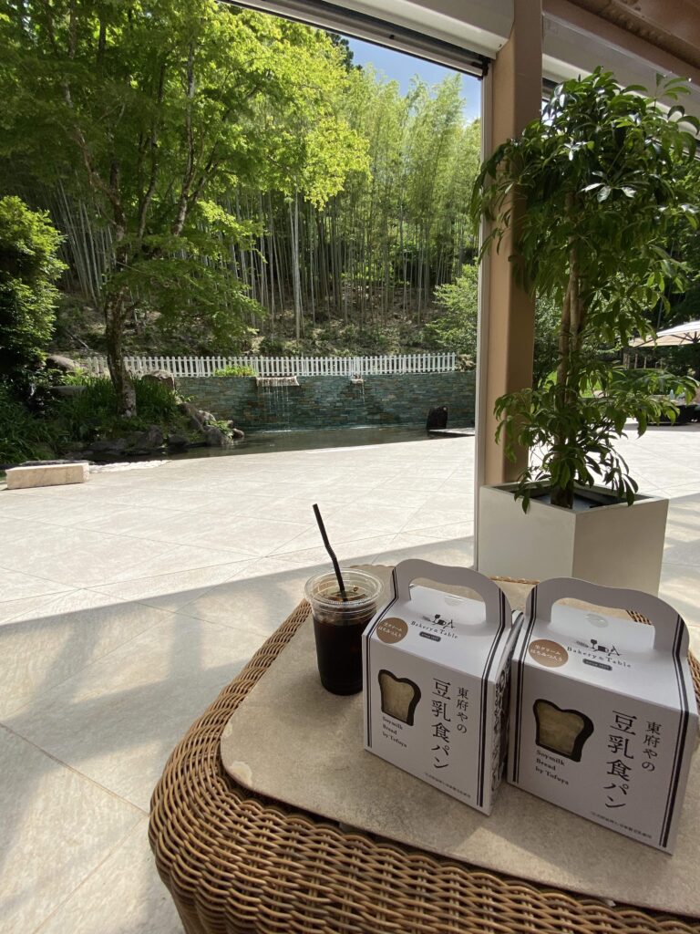 購入した豆乳食パンとアイスコーヒーをテラスで