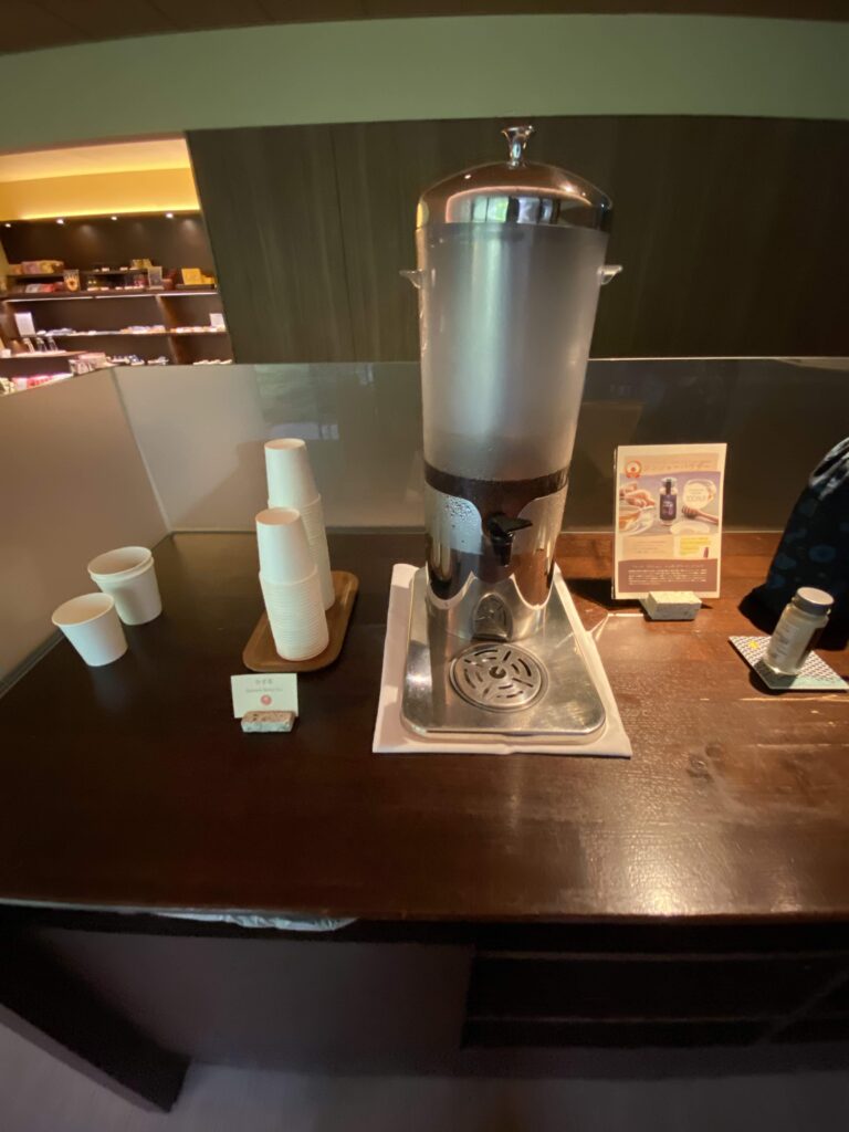 売店の前のドリンクコーナーその１