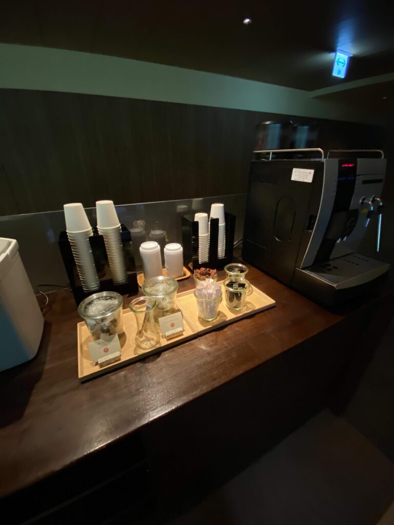 売店の前のドリンクコーナーその２