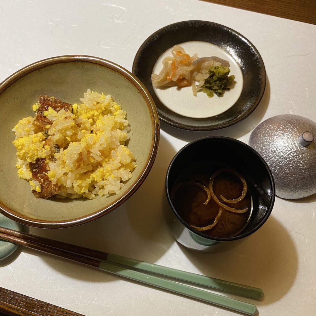 赤だしと香の物