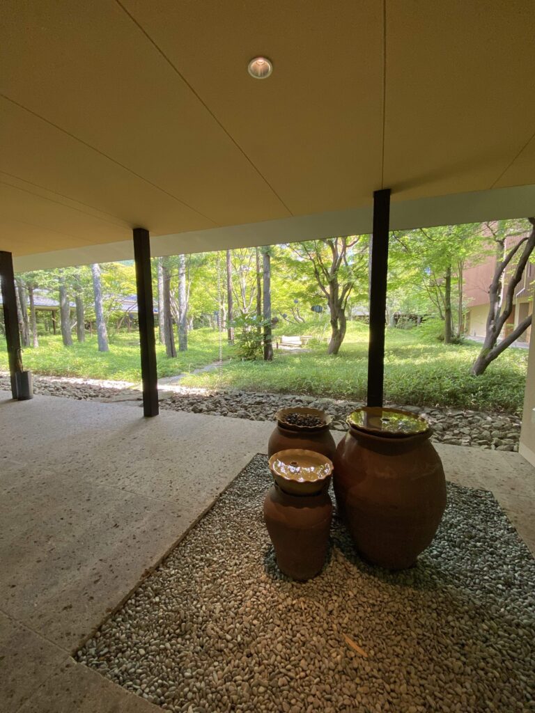 エントランスのご当地益子焼の置物