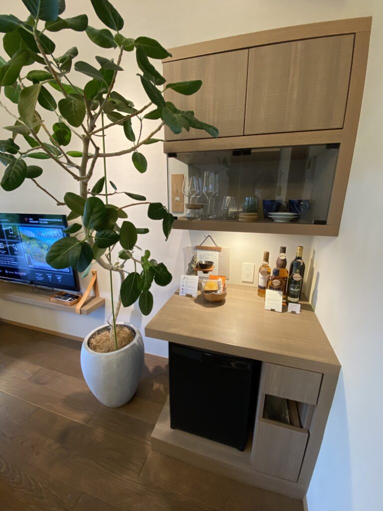 冷蔵庫とグラス類、お酒やコーヒー等がおかれているコーナー