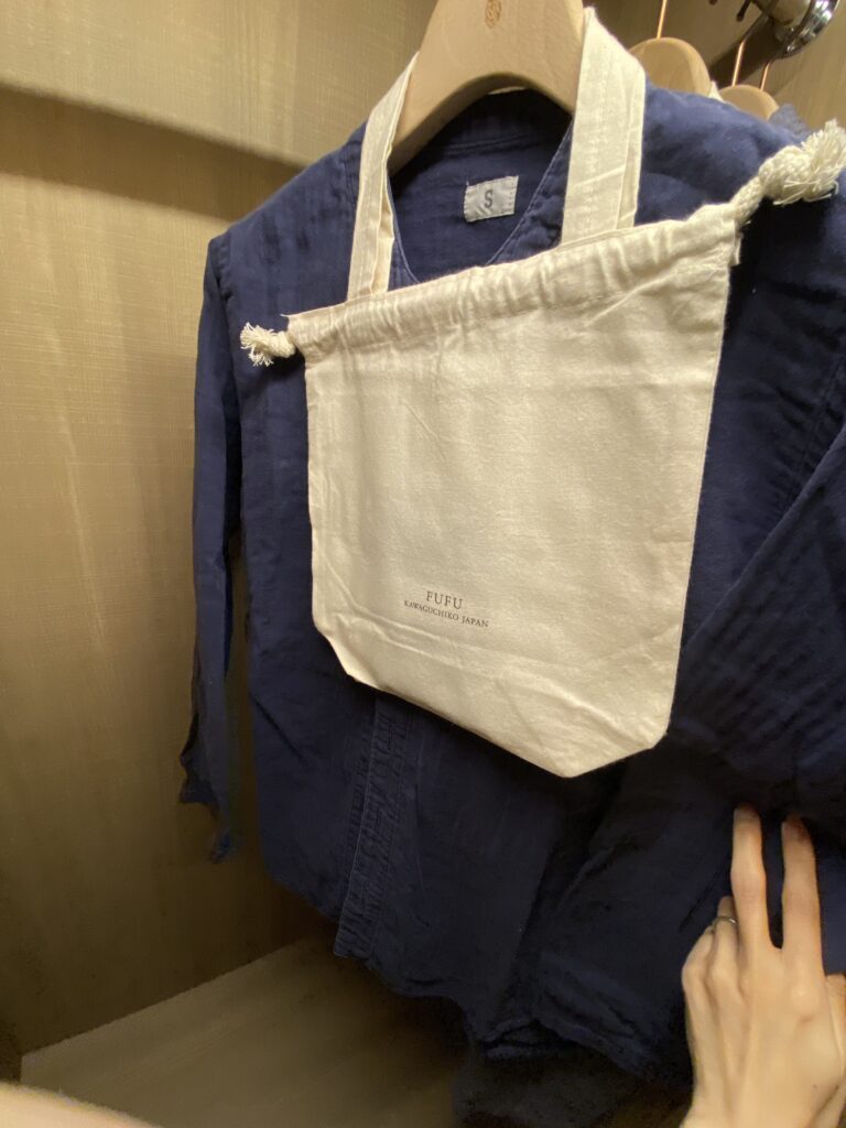 クローゼットの館内着やミニバッグ