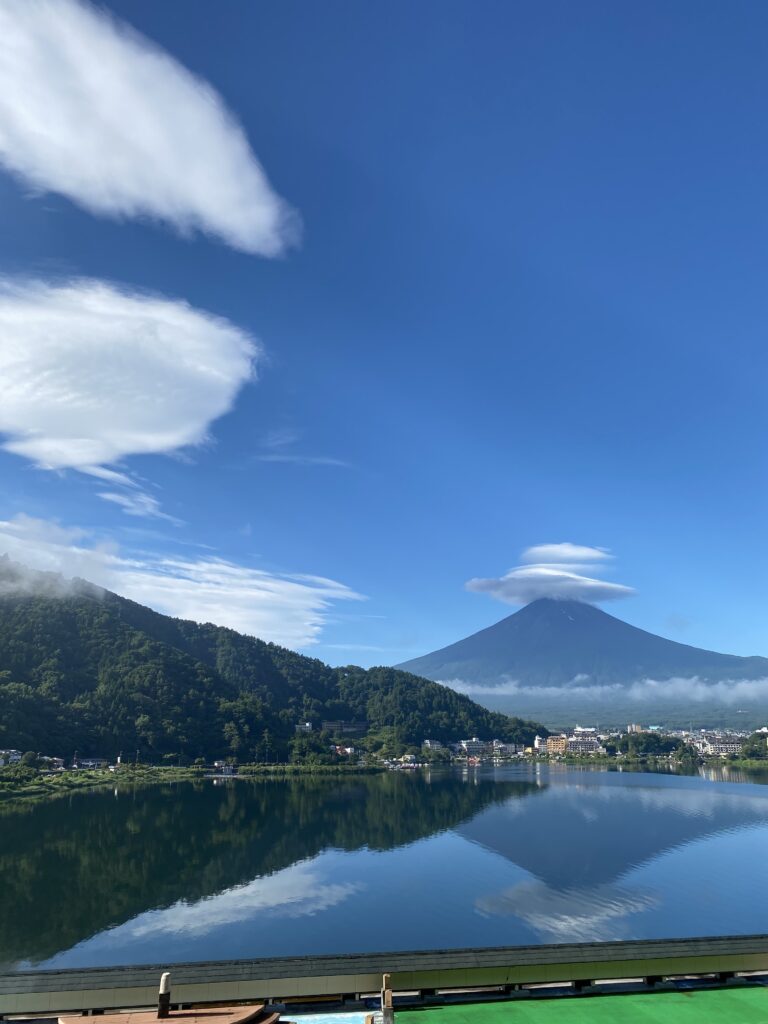 河口湖と富士山の景色