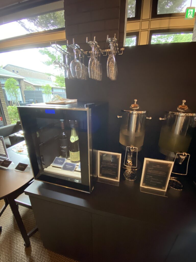 お酒を含むフリードリンクコーナー