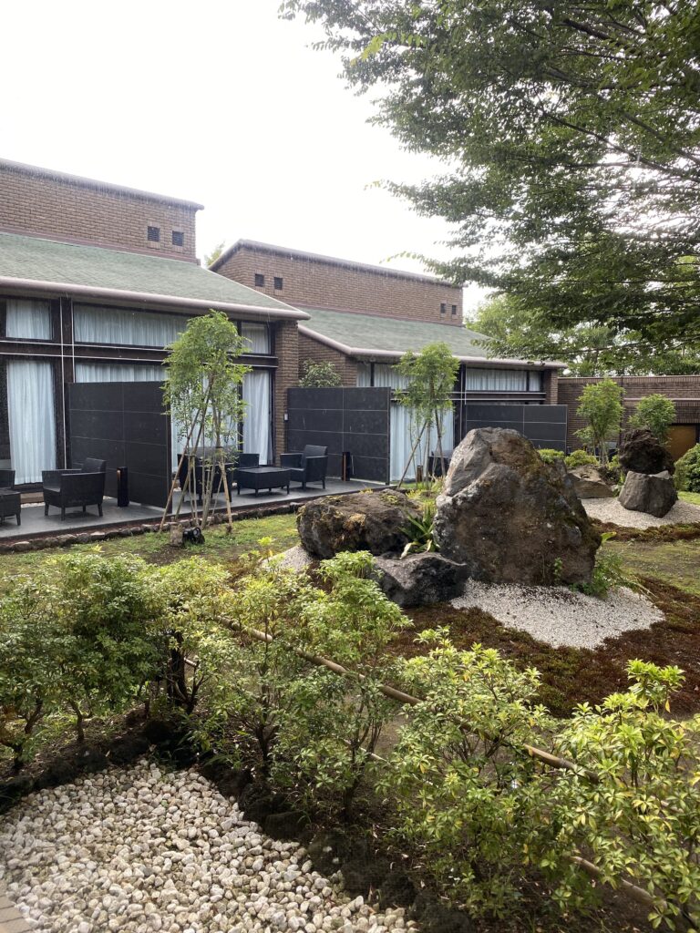 ラウンジから見たお庭の風景