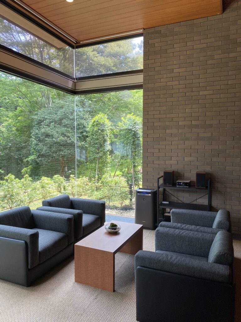 ロビーのソファ