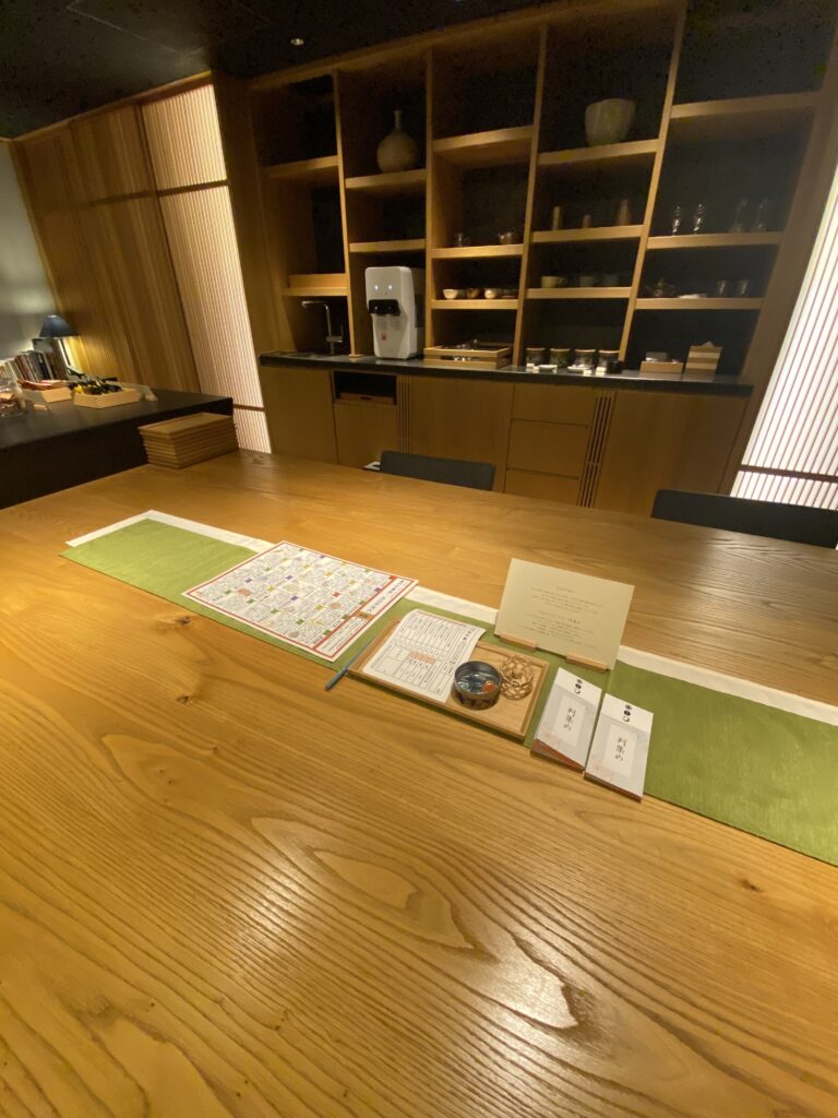 ラウンジのテーブル