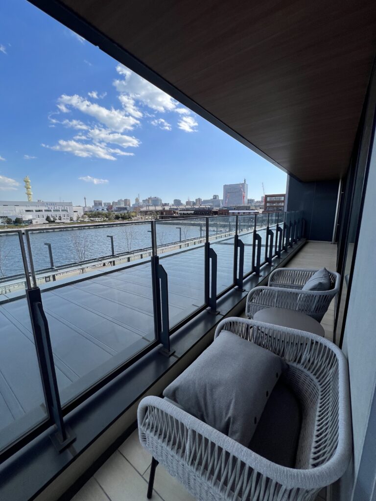 バルコニーのミニテーブルとチェア