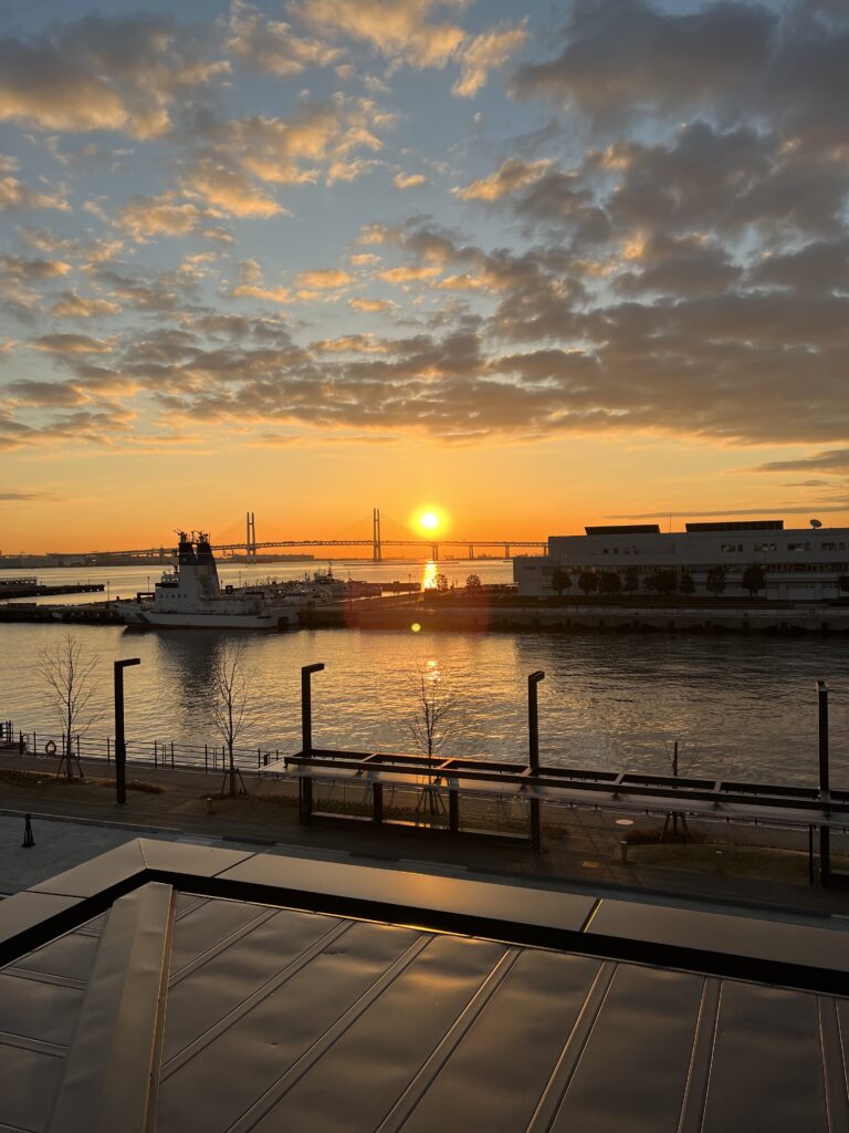 バルコニーから見える朝日