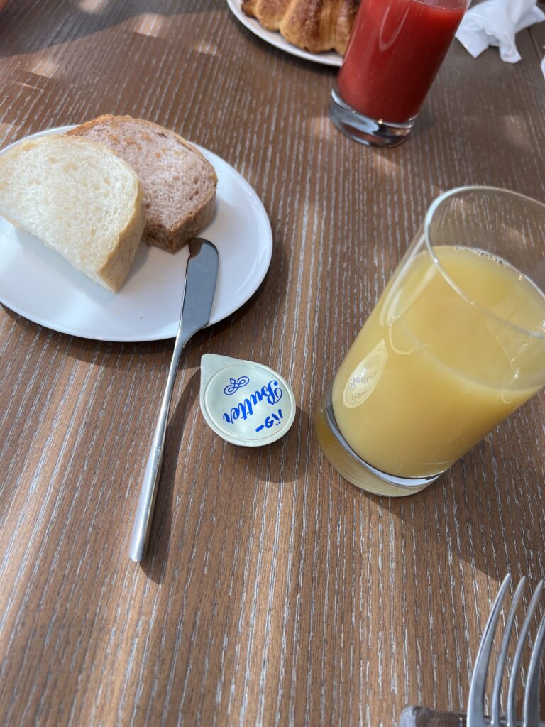 パンとオレンジジュース