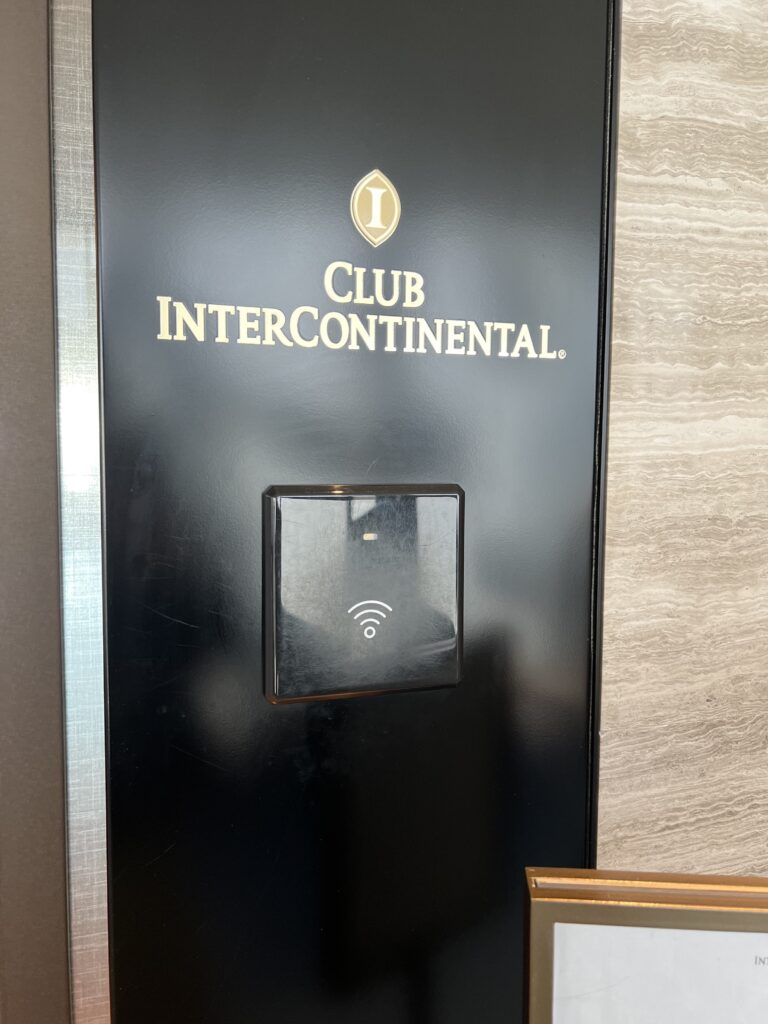 ラウンジ入り口のカードキー