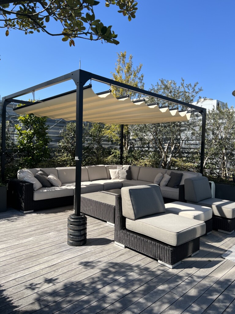 ルーフトップにあるソファその３