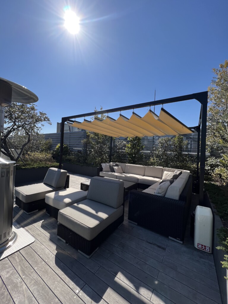 ルーフトップにあるソファその１