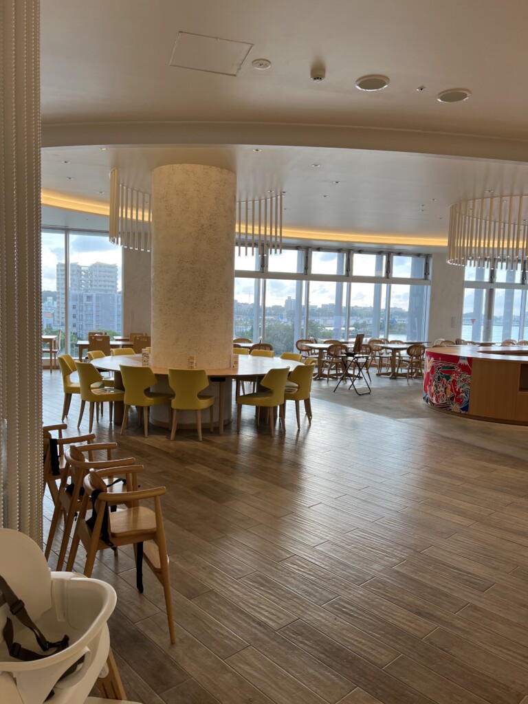 カフェテリア店内