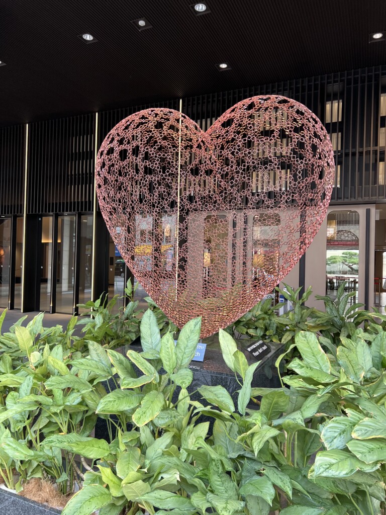 入り口前にあるハートのオブジェ