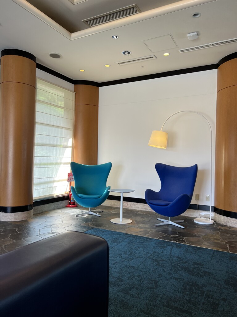 リゾナーレ熱海の館内ブルーを基調とした爽やかな内装