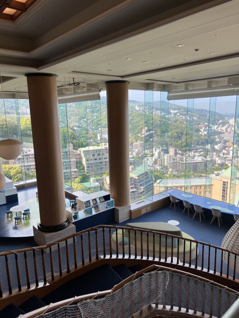 リゾナーレ熱海の階段に設置された子どもの落下防止ネット