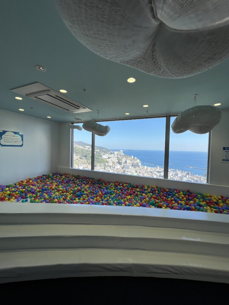 リゾナーレ熱海のキッズスペースにあるカラフルなボールプール