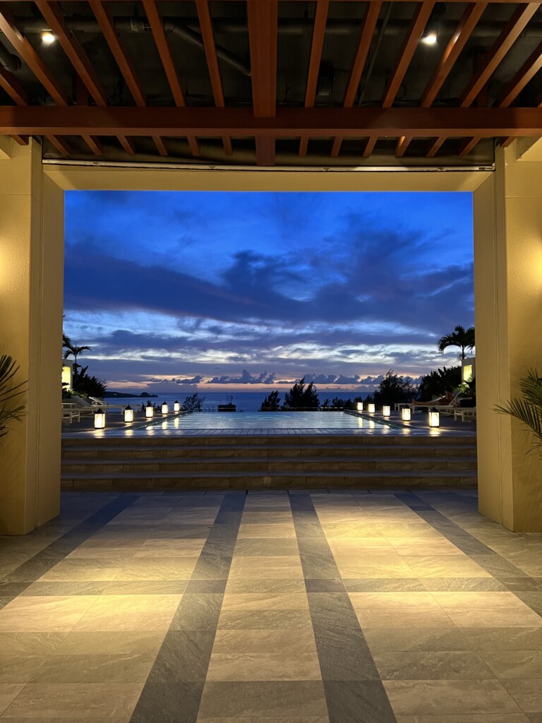 HIYORIオーシャンリゾート沖縄のプールサイドの夕方の風景