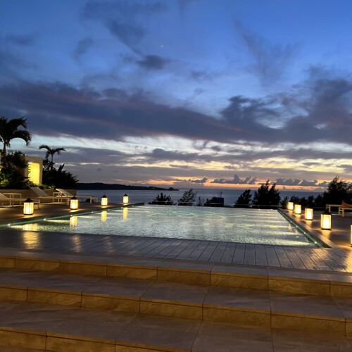 HIYORIオーシャンリゾート沖縄の夕方のプールと海の絶景