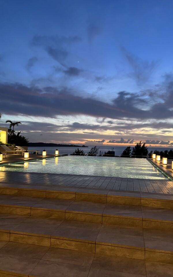HIYORIオーシャンリゾート沖縄の夕方のプールと海の絶景