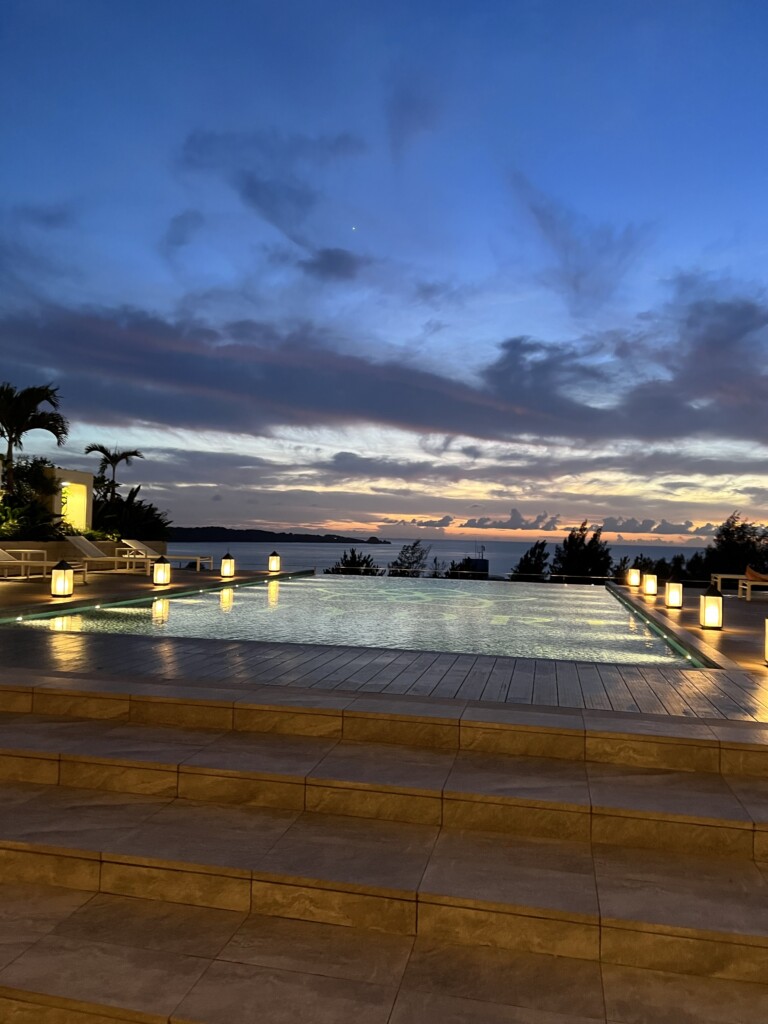 HIYORIオーシャンリゾート沖縄の夕方のプールと空のグラデーション