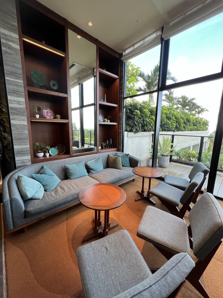 HIYORIオーシャンリゾート沖縄のロビーのモダンなインテリア