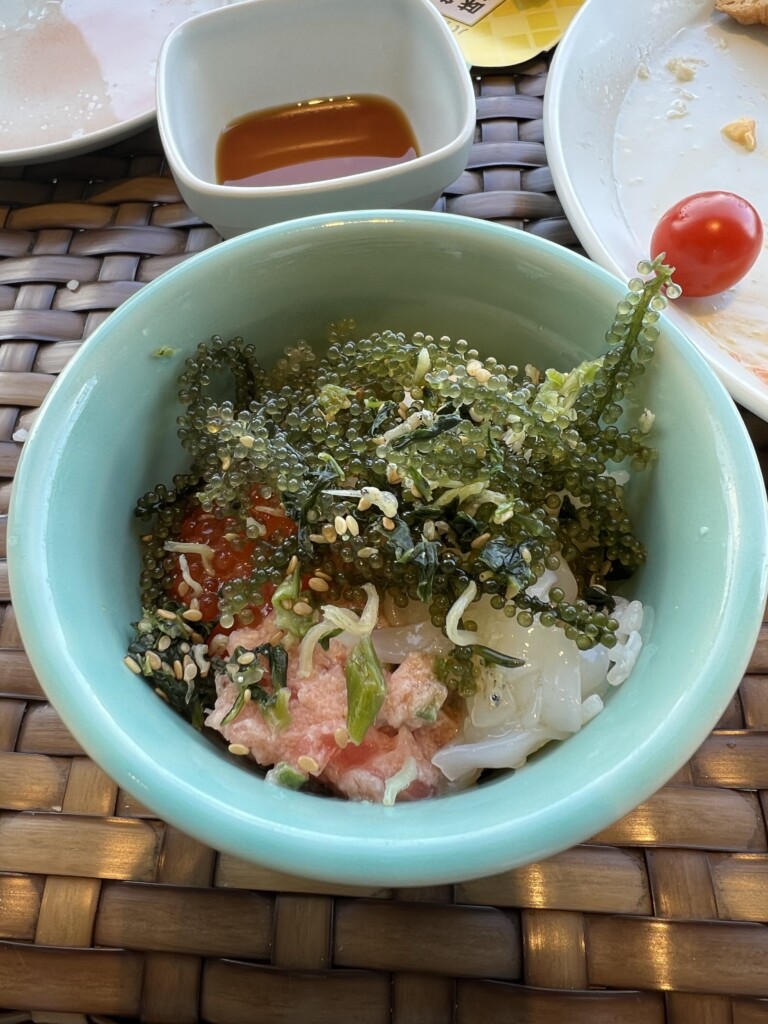 HIYORIオーシャンリゾート沖縄の朝食で作れるオリジナル海鮮丼