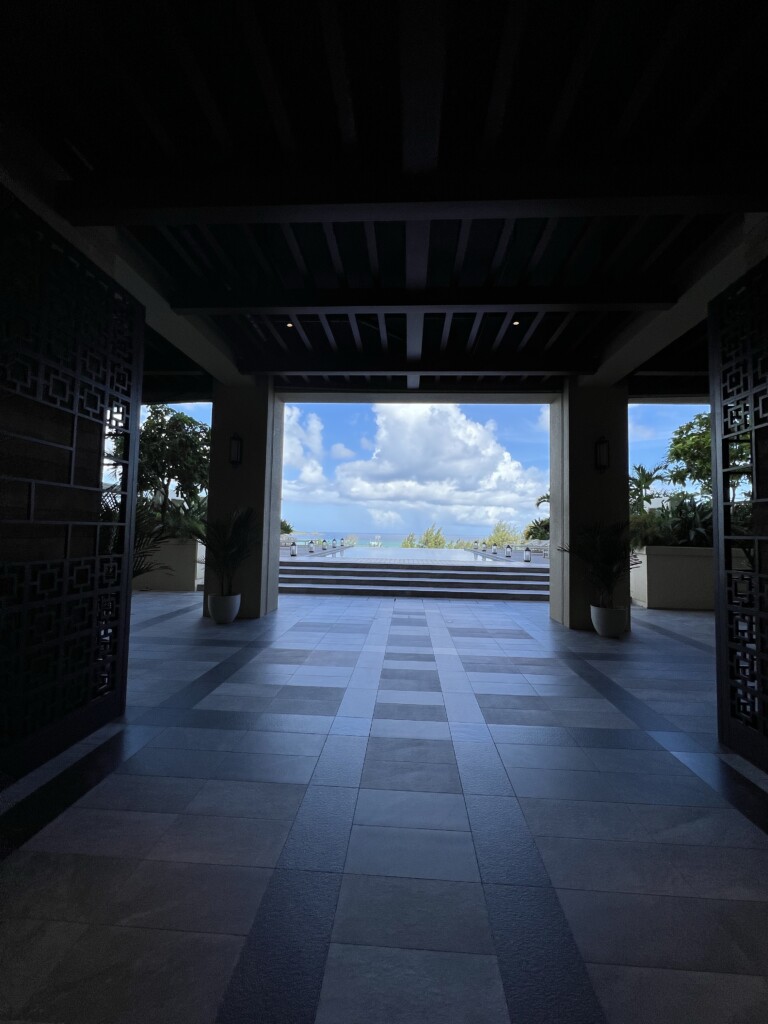 HIYORIオーシャンリゾート沖縄から見える美しい空と海のブルー