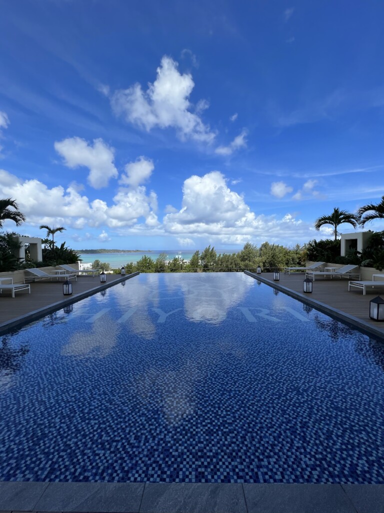 HIYORIオーシャンリゾート沖縄のシンボルであるインフィニティプール