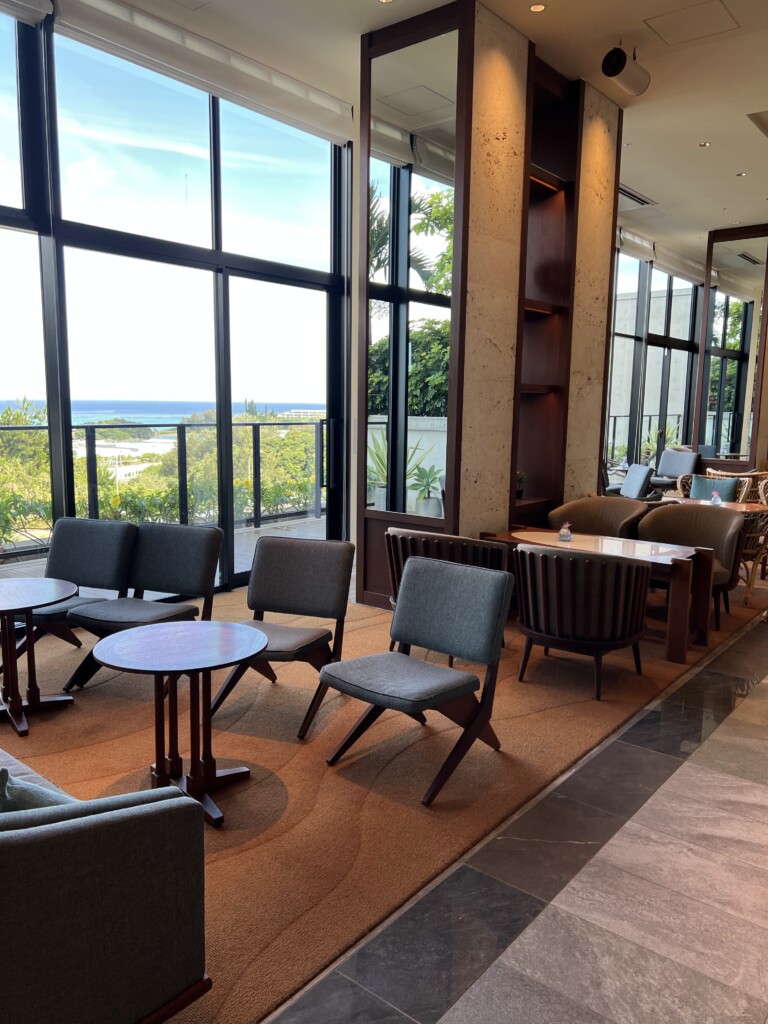 HIYORIオーシャンリゾート沖縄の広々としたロビーの内装