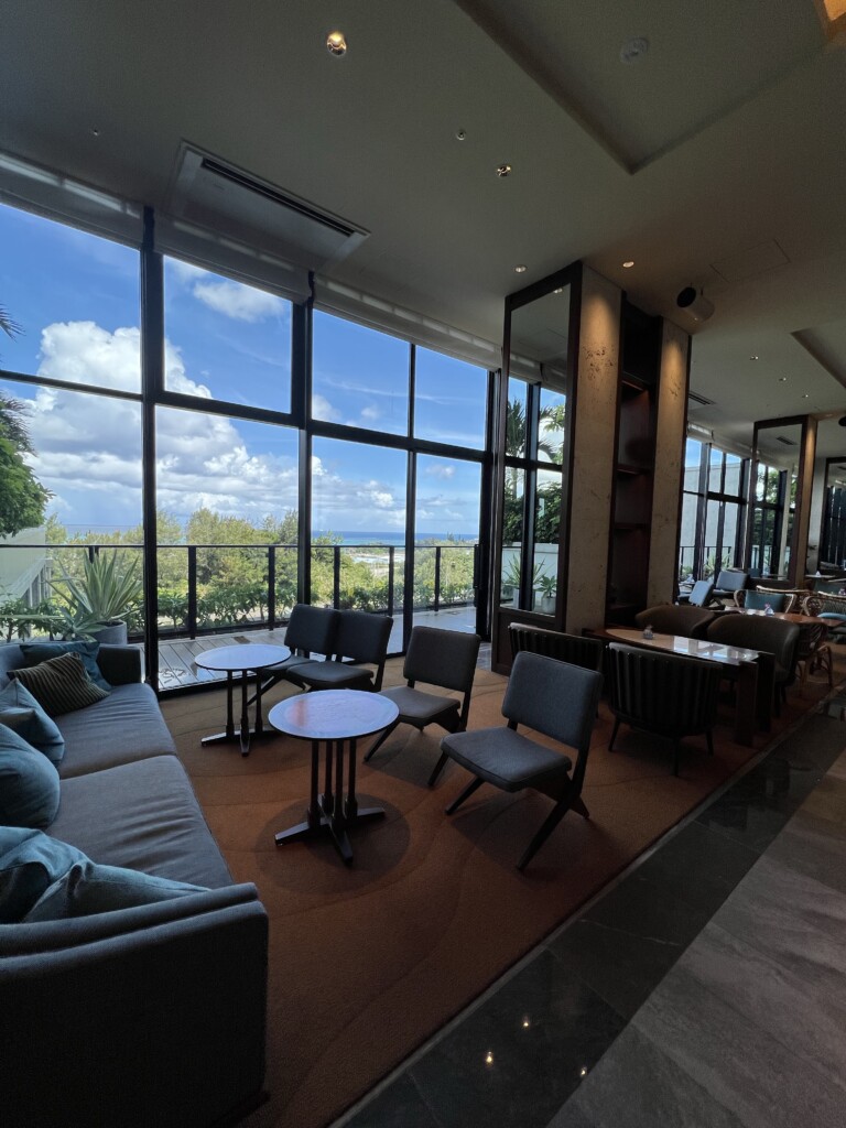 HIYORIオーシャンリゾート沖縄のロビーの素敵なインテリアデザイン